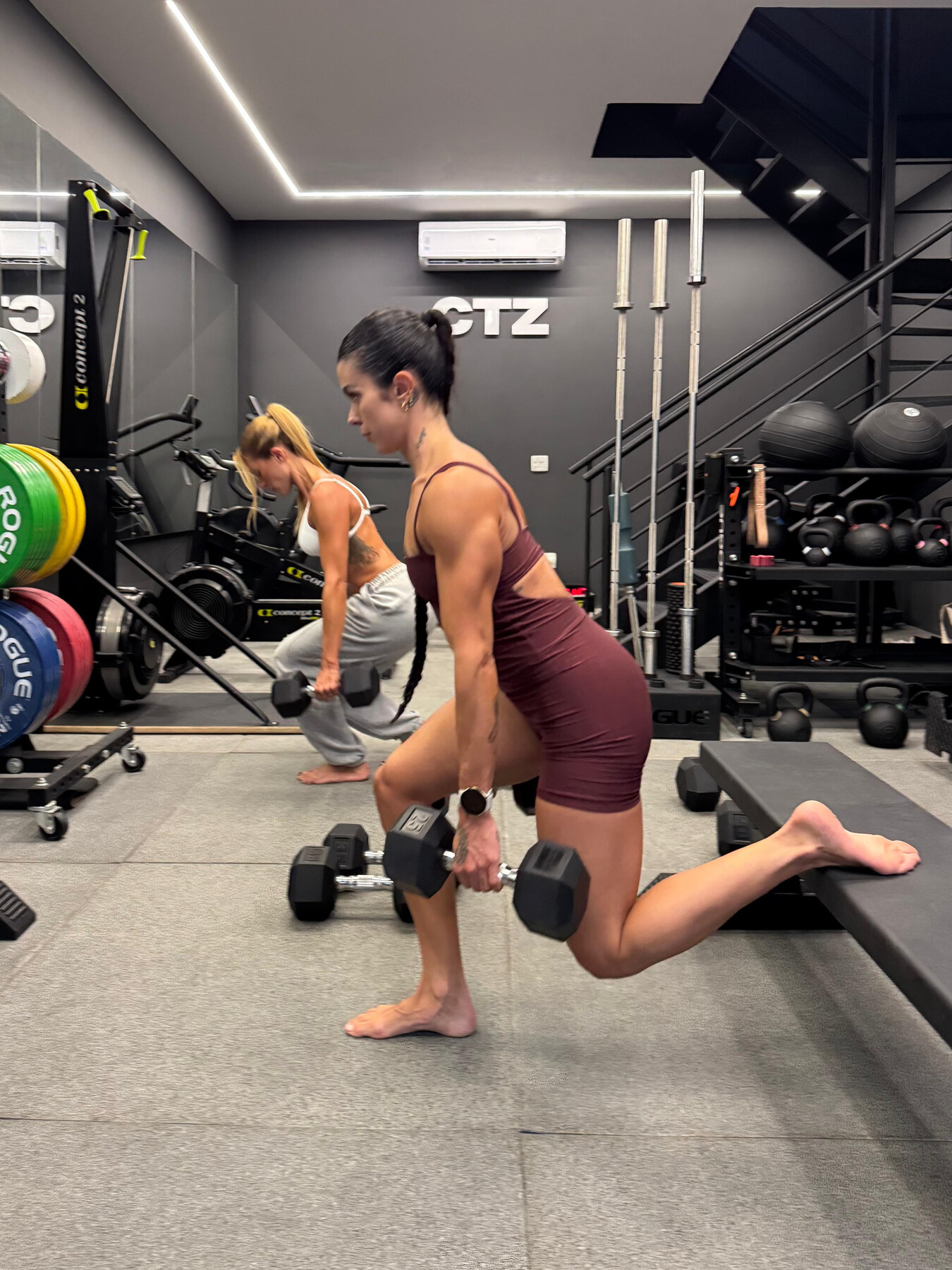 Sessão de treino com halteres em ambiente CTZ no Rio de Janeiro